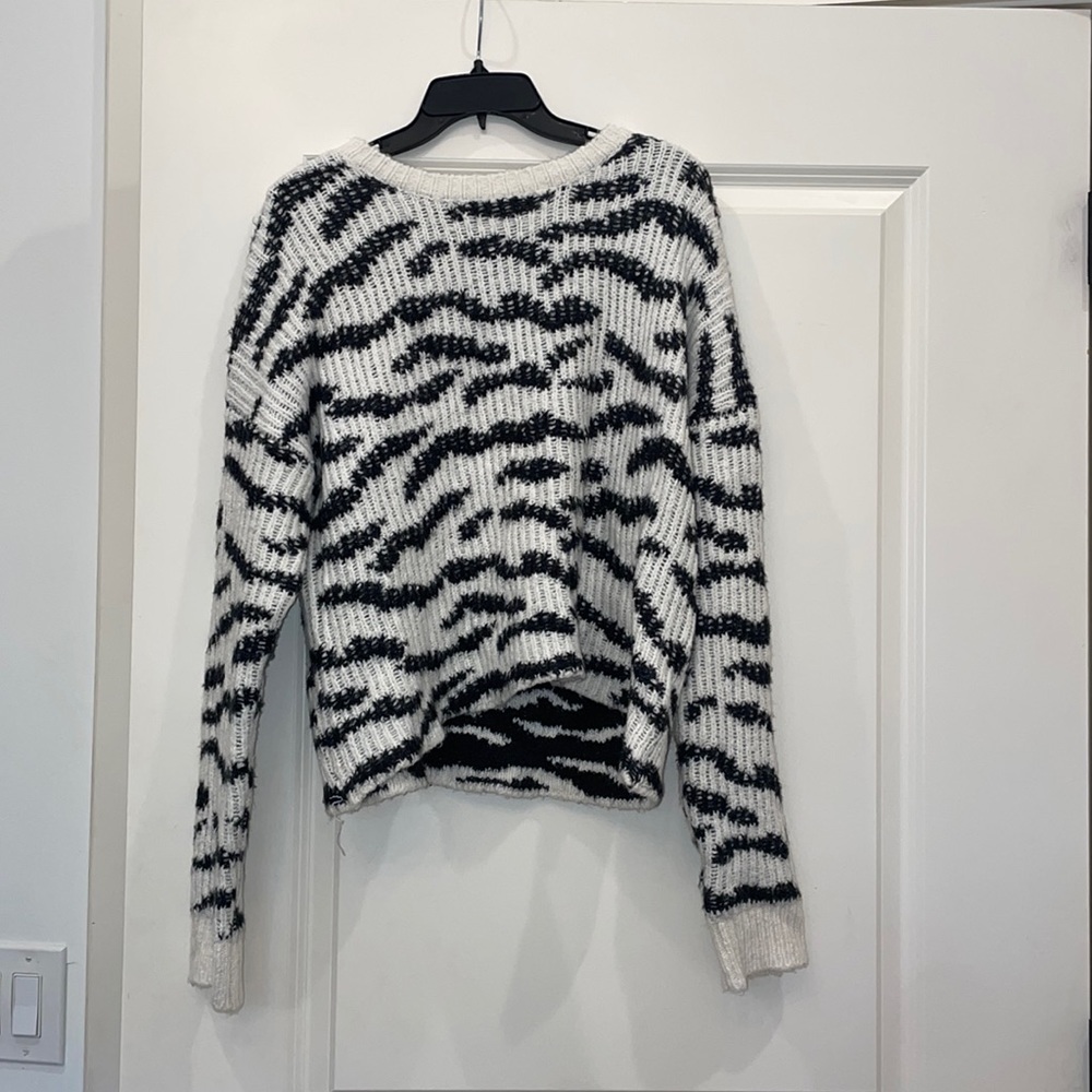 Line the label sweater